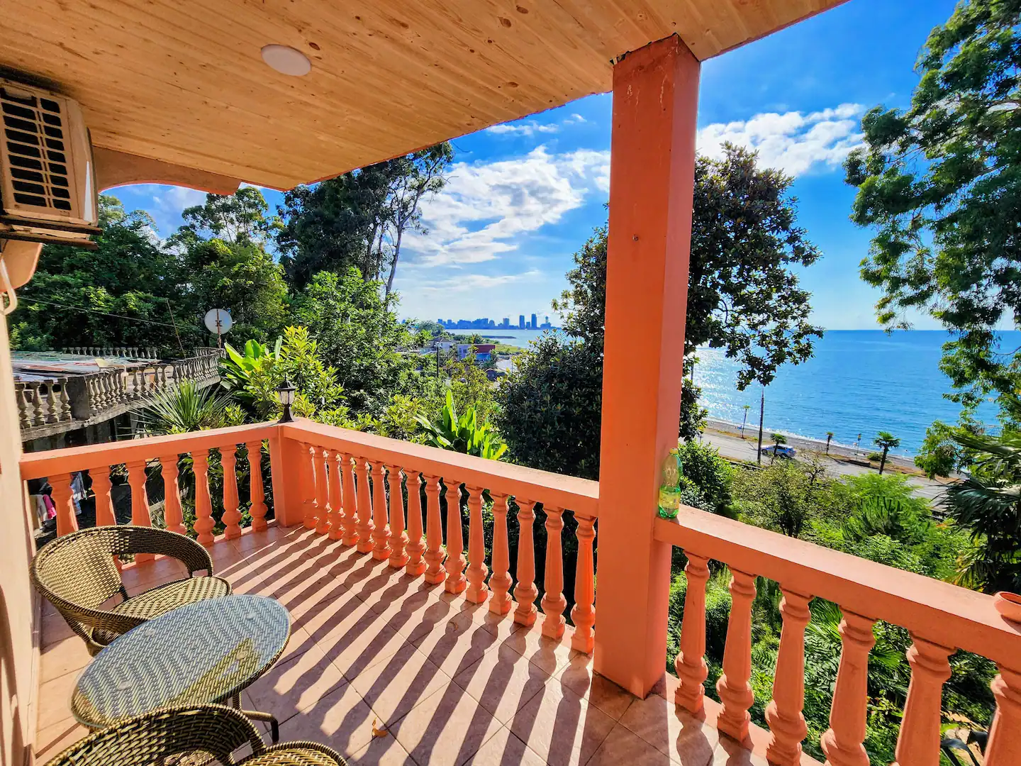 Wohnung 90qm in Batumi mit Meerblick, 2 Schlafzimmer, 1 Bad, direkt am Meer