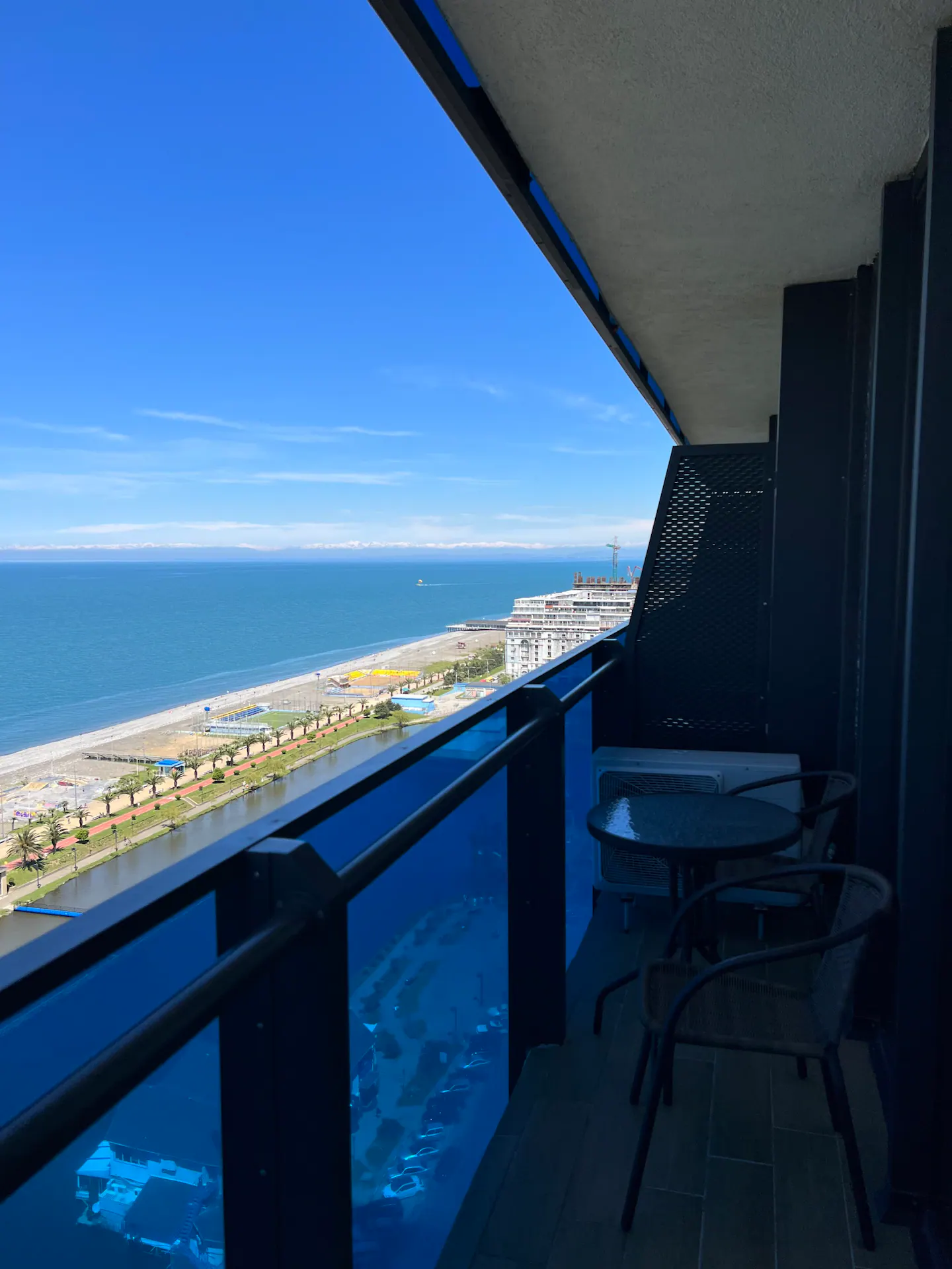 Wohnung 90qm in Batumi mit Meerblick, 2 Schlafzimmer, 1 Bad, direkt am Meer