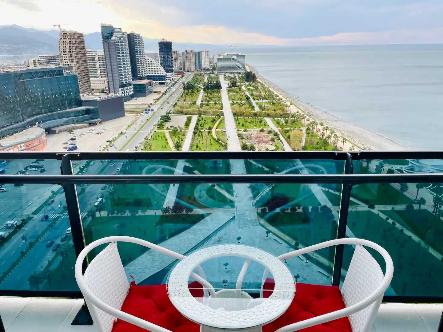 Wohnung 90qm in Batumi mit Meerblick, 2 Schlafzimmer, 1 Bad, direkt am Meer