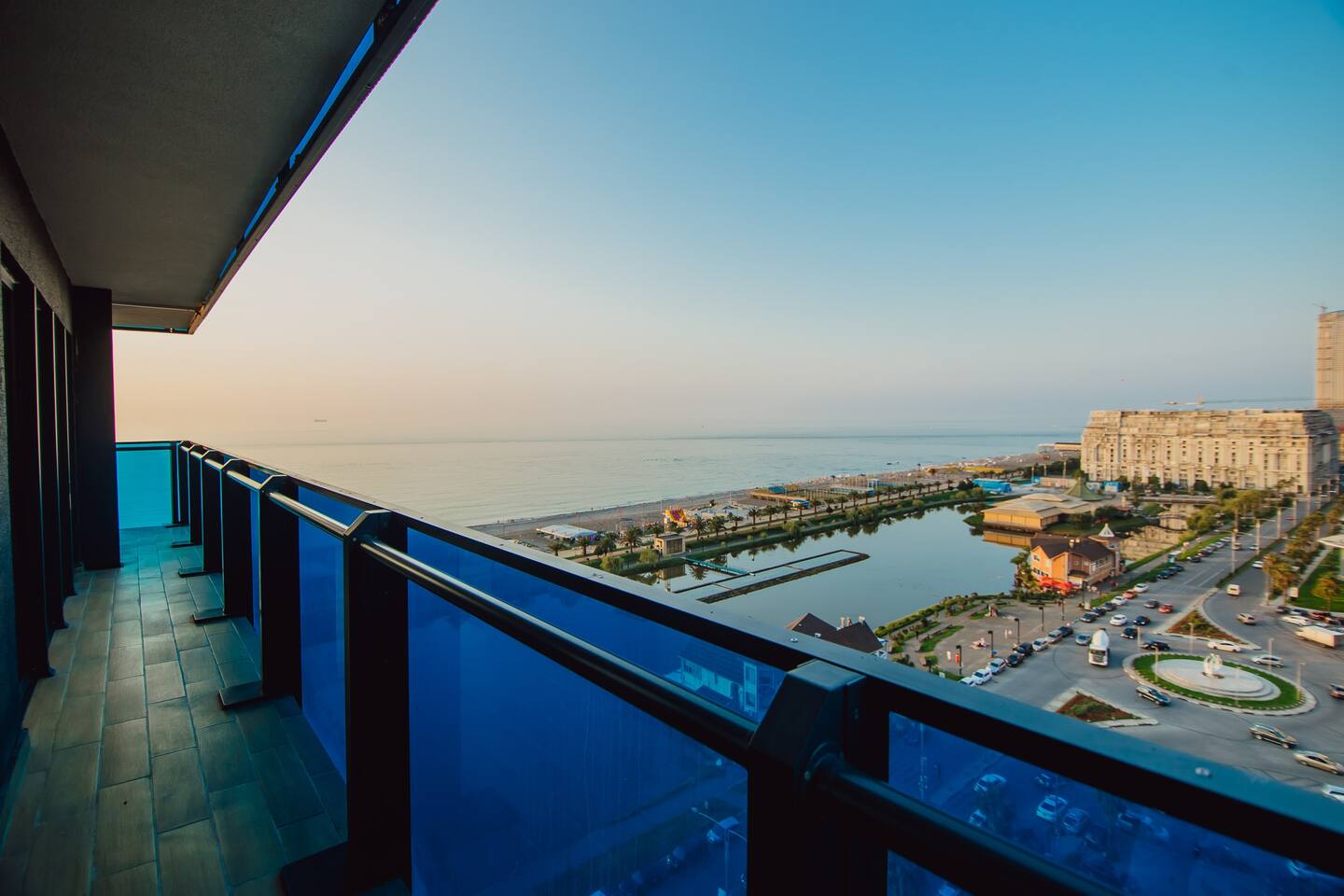 Wohnung 90qm in Batumi mit Meerblick, 2 Schlafzimmer, 1 Bad, direkt am Meer