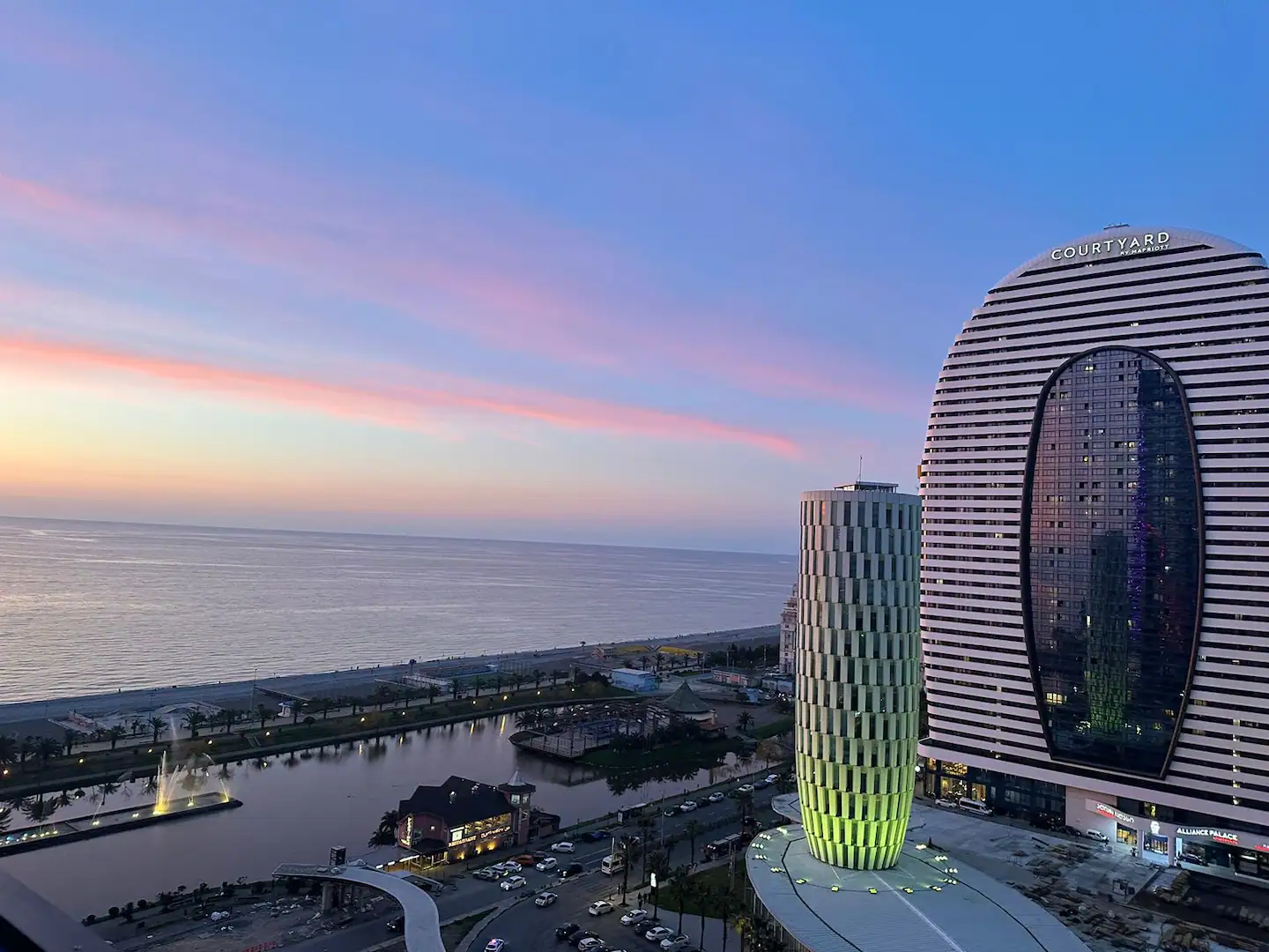Wohnung 90qm in Batumi mit Meerblick, 2 Schlafzimmer, 1 Bad, direkt am Meer