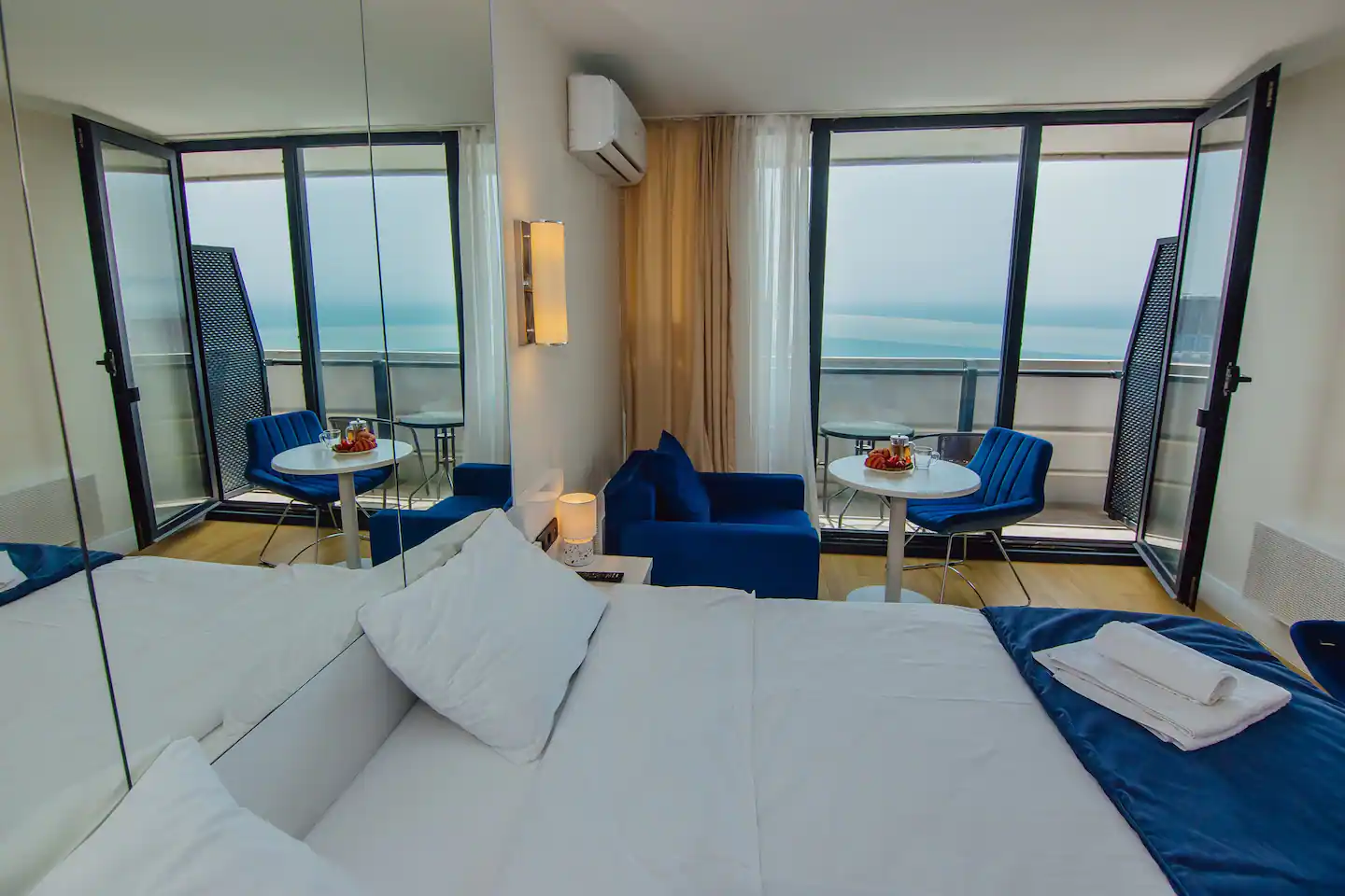Wohnung 90qm in Batumi mit Meerblick, 2 Schlafzimmer, 1 Bad, direkt am Meer