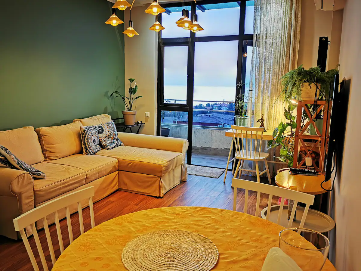 Wohnung 90qm in Batumi mit Meerblick, 2 Schlafzimmer, 1 Bad, direkt am Meer