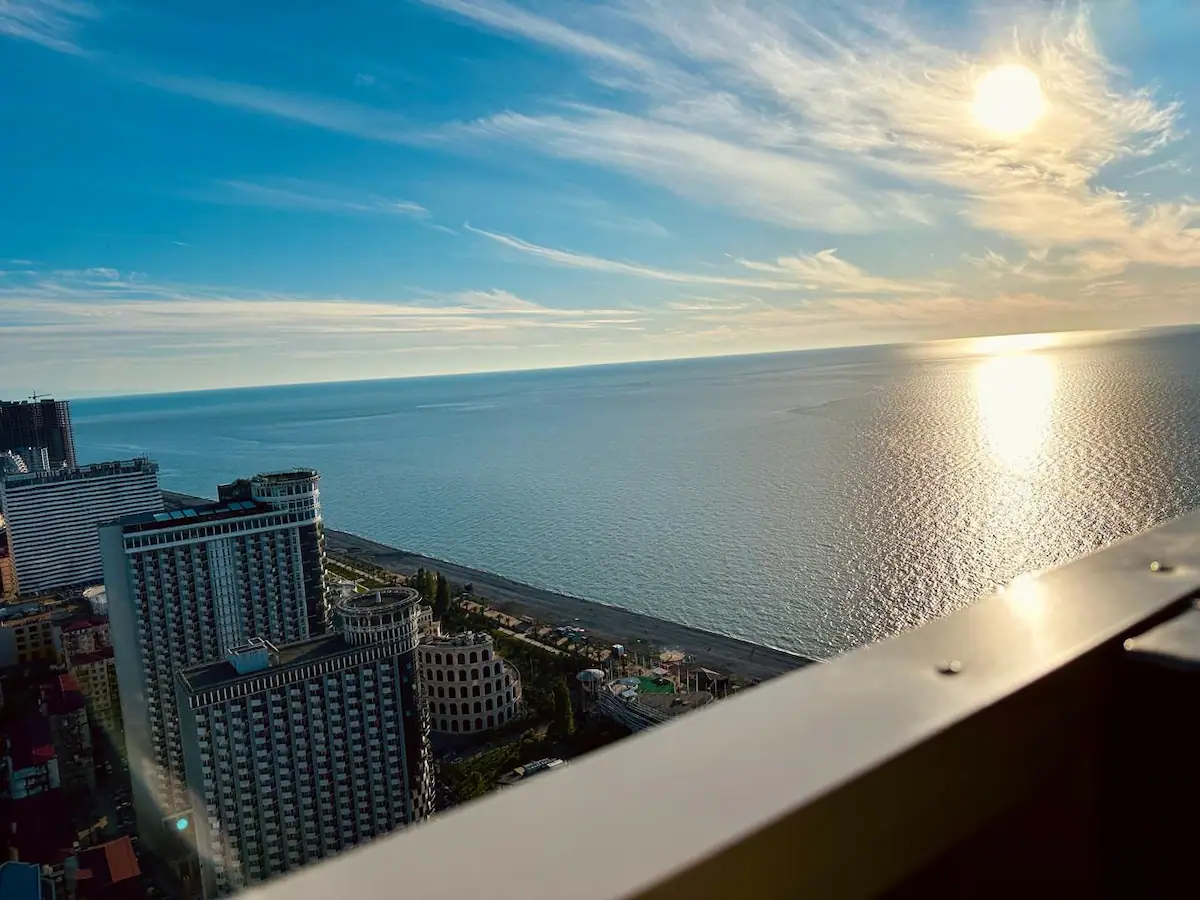 Wohnung 90qm in Batumi mit Meerblick, 2 Schlafzimmer, 1 Bad, direkt am Meer